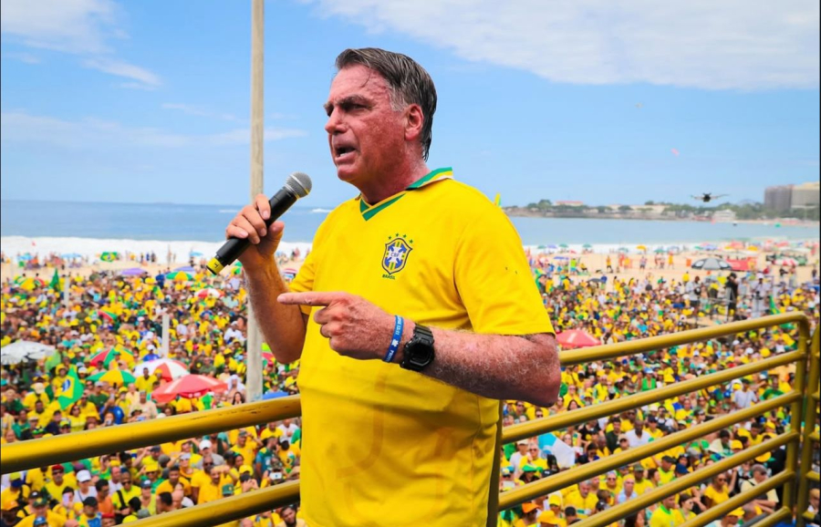 Em ato no Rio de Janeiro, Bolsonaro afirma que não fugirá do país